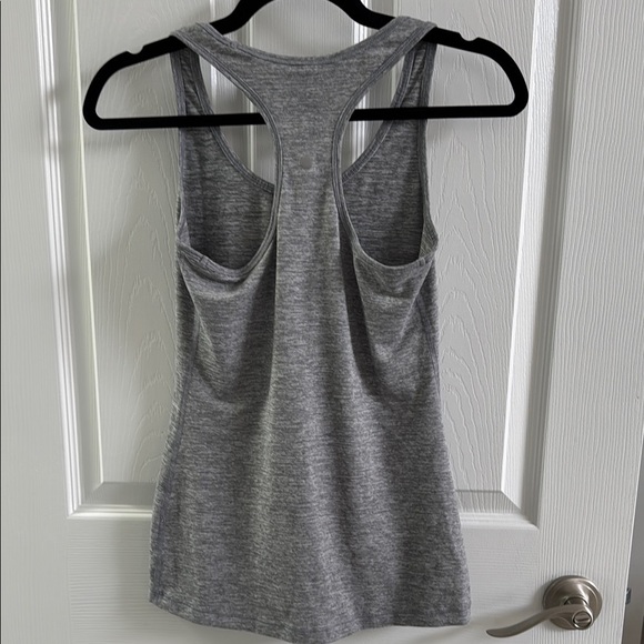 ❤️Yogalicious Gray Tank Top with Racerback Design - Picture 3 of 4